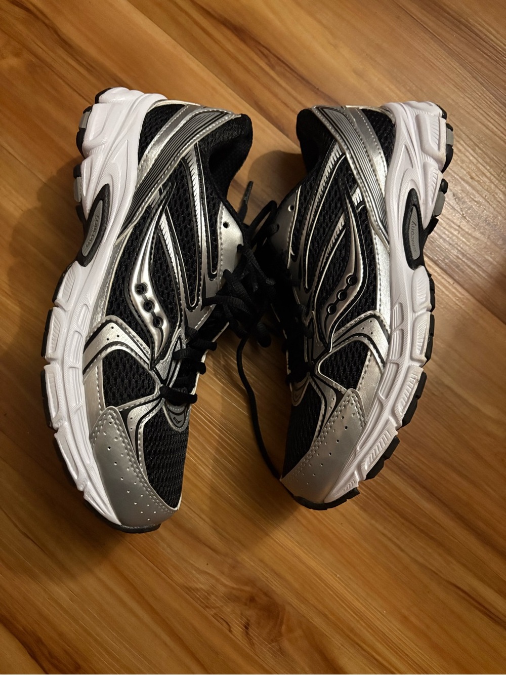 Saucony WMNS Grid Ride Millennium “Black Silver” 8.5